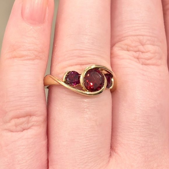 Vintage 14K Garnet Ring, Pyrope Rhodolite Three Stone, Deep Fire Red, Size 6.75 - Picture 5 of 17